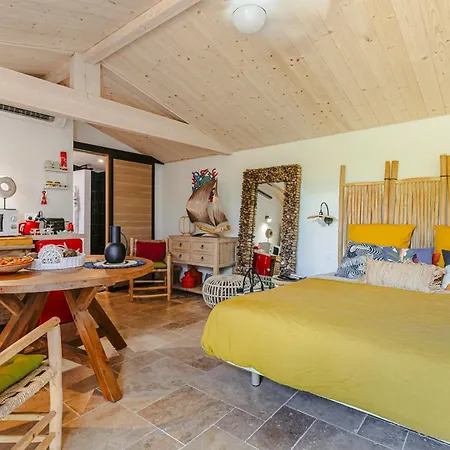 Escapades Oceanes Bed & Breakfast 3*